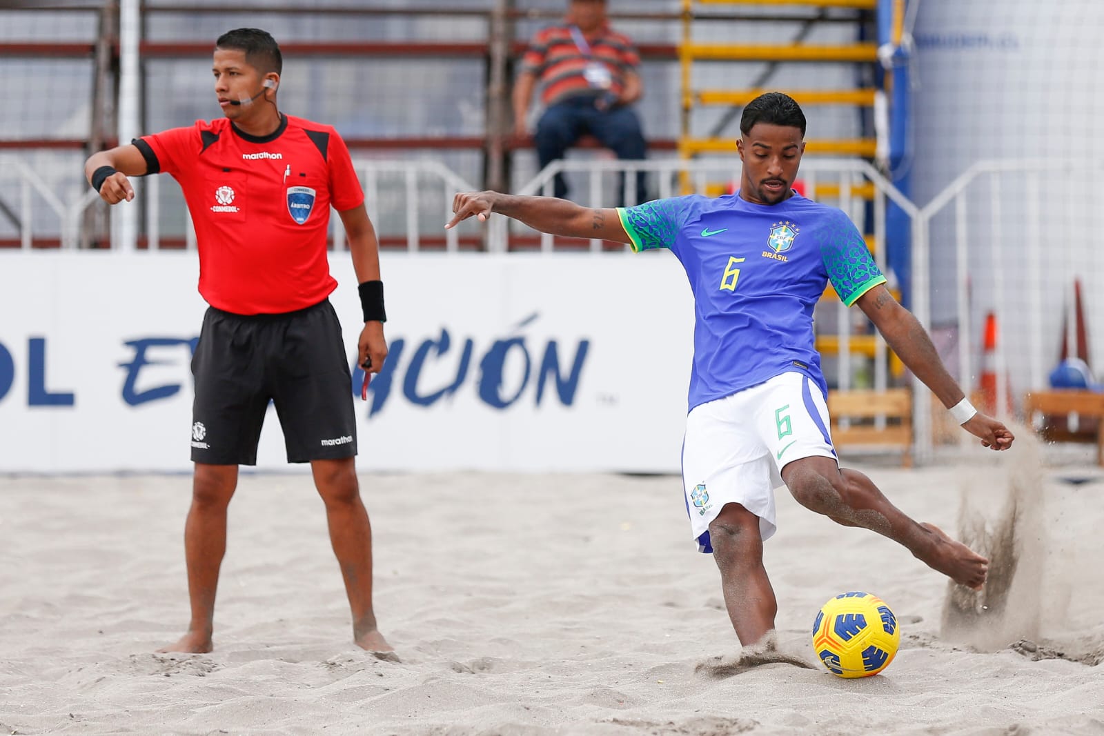 A Gazeta  Com capixaba no elenco, seleção de basquete estreia