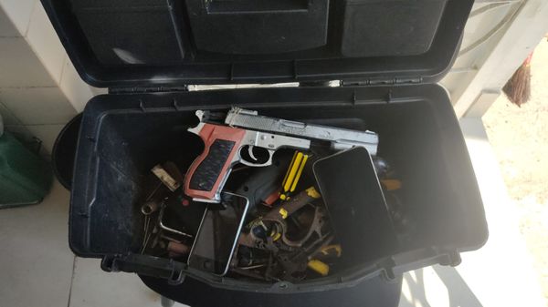 Maleta com as ferramentas usadas para cometer os crimes na Serra