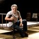 O diretor de teatro Aderbal Freire-Filho posa para retrato no palco da peça 
