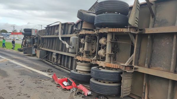 Colisão entre carretas deixa três feridos na BR 101 em Linhares por Viviane Maciel