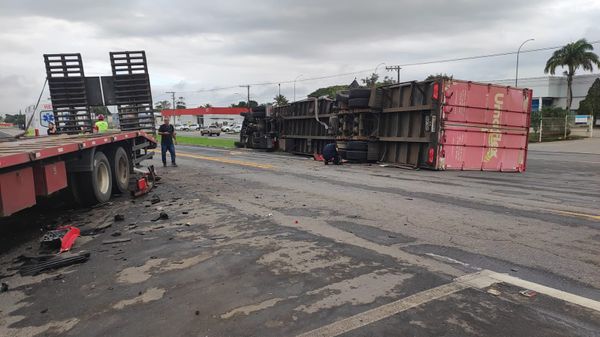 Colisão entre carretas deixa três feridos na BR 101 em Linhares por Viviane Maciel