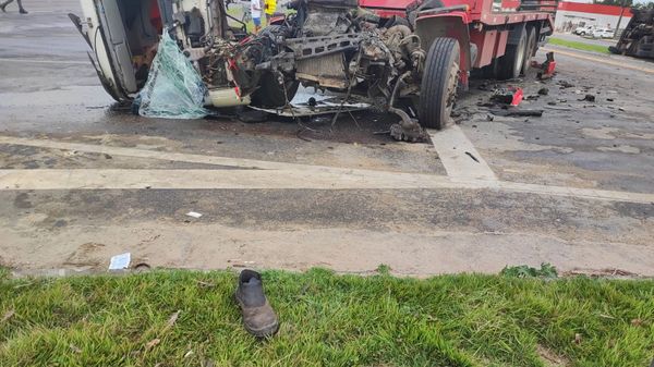 Colisão entre carretas deixa três feridos na BR 101 em Linhares por Viviane Maciel