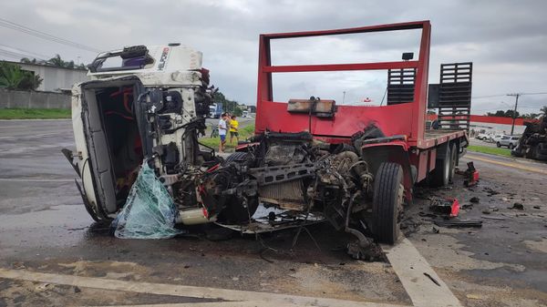 Colisão entre carretas deixa três feridos na BR 101 em Linhares por Viviane Maciel