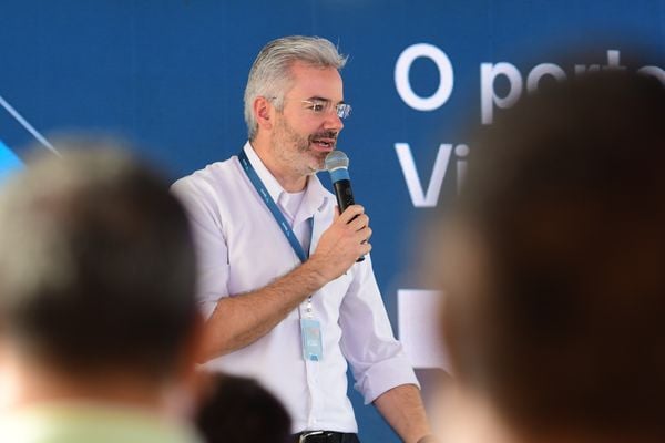 Início das obras para reforma dos armazéns do antigo Porto de Vitória, agora V Ports por Fernando Madeira