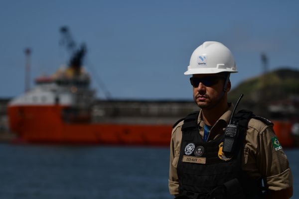 Início das obras para reforma dos armazéns do antigo Porto de Vitória, agora V Ports por Fernando Madeira