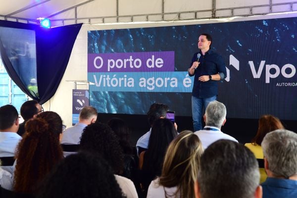 Início das obras para reforma dos armazéns do antigo Porto de Vitória, agora V Ports por Fernando Madeira