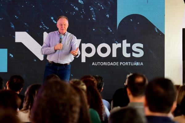 Início das obras para reforma dos armazéns do antigo Porto de Vitória, agora V Ports por Fernando Madeira