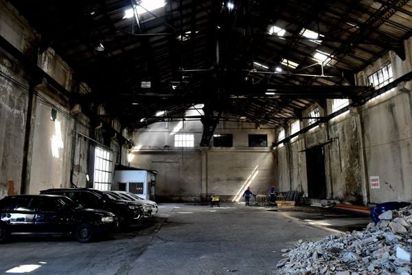 Início das obras para reforma dos armazéns do antigo Porto de Vitória, agora V Ports por Fernando Madeira
