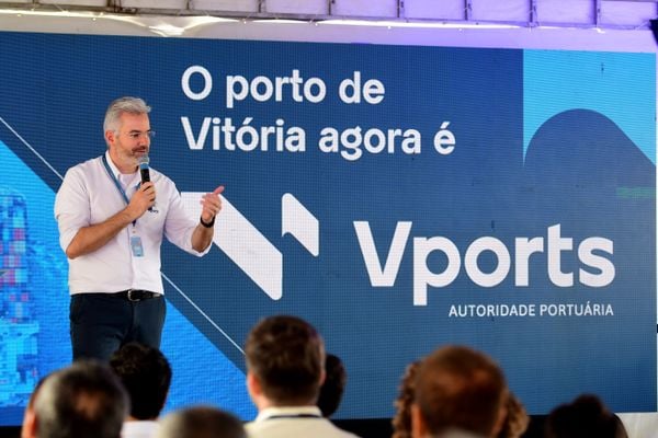 Início das obras para reforma dos armazéns do antigo Porto de Vitória, agora V Ports por Fernando Madeira