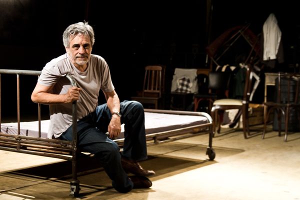 O diretor de teatro Aderbal Freire-Filho posa para retrato no palco da peça 