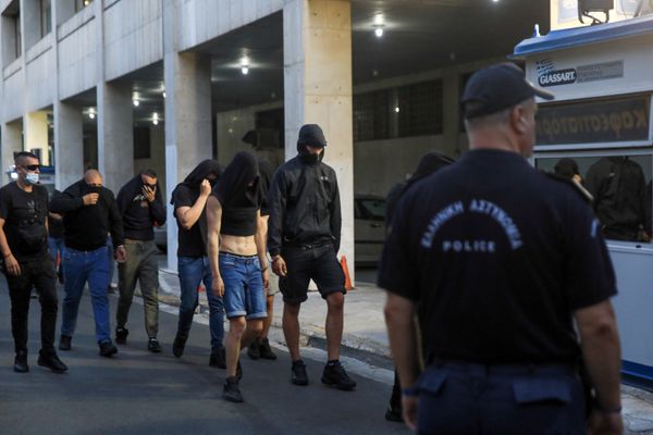 Torcedores croatas se apresentaram nesta quarta-feira (9) a um tribunal em Atenas, na Grécia