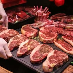 Com o início das tarifas americanas sobre os produtos brasileiros previsto para sexta-feira (1°), mercados já registram queda nos valores de alguns alimentos