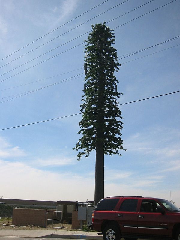 Exemplos de antenas de celular disfarçadas pelo mundo por Reprodução mdig.com.br 