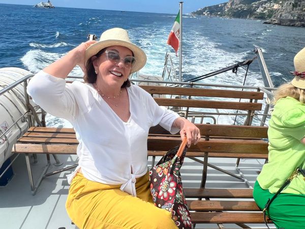 Penha Nonato, a Tia Penha, em passeio de barco pela Costa Amalfitana, destino que está super em alta e com grande procura no verão europeu