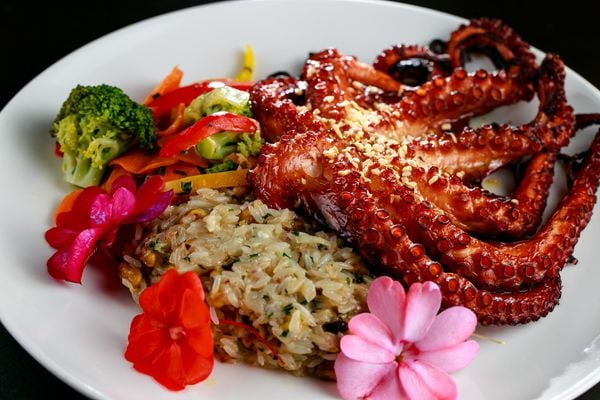 Polvo à lagareiro com arroz de pistache e legumes salteados do restaurante Baccione Forneria, em Vitória