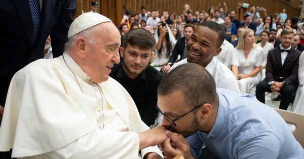 Geisilan e Vinicius, de 22 anos, e Carlos Daniel, de 23, estudam para a vida clerical na Serra; eles puderam abraçar, beijar as mãos e conversar com o pontífice no dia 9 de agosto, durante uma das audiências gerais da Igreja Católica