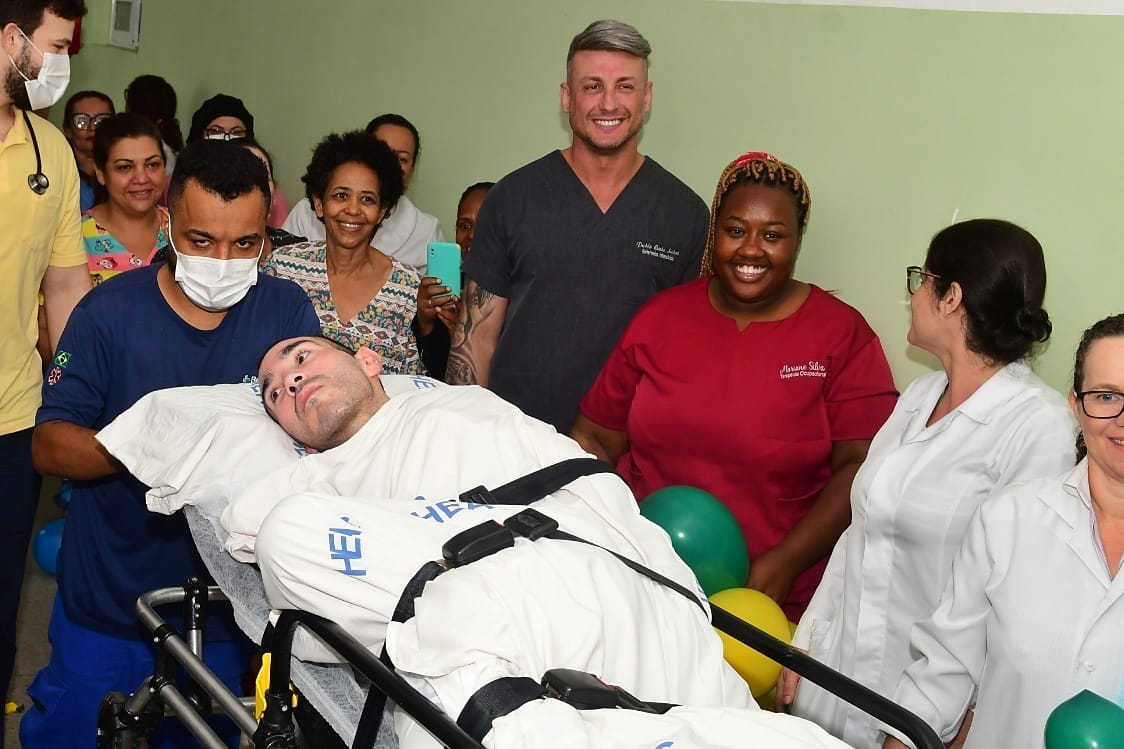 Sorrisos marcaram a despedida do argentino Ivan Pérez, o paciente misterioso. Crédito: Fernando Madeira