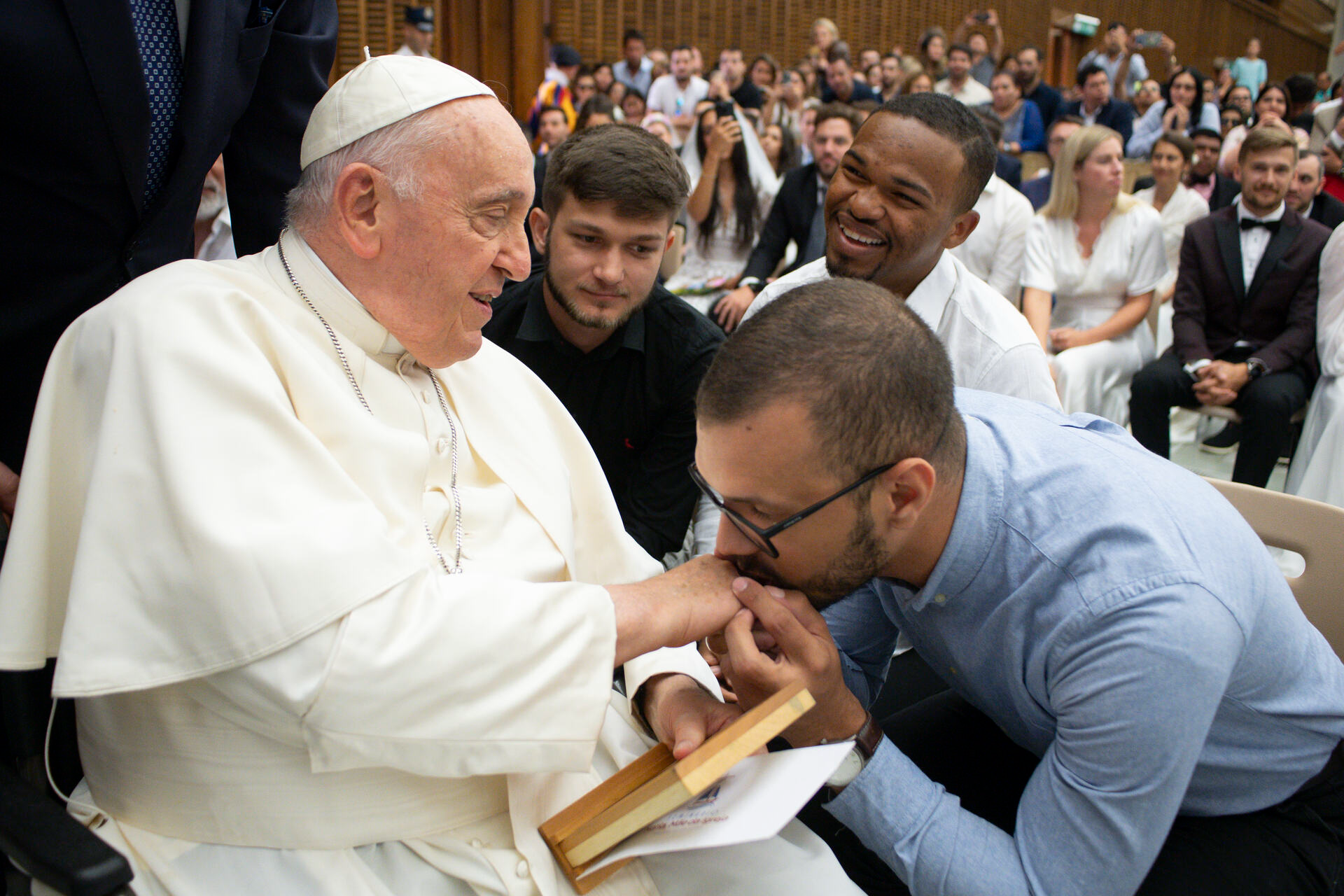  Vinícius, Geisylan (ao fundo) e Carlos (beijando as mãos) junto com o Papa Francisco em um encontro inesquecível no Vaticano