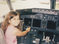 Bárbara Scandian Cardoso, 30 anos, numa cabine de avião: família tem pai e tios como pilotos