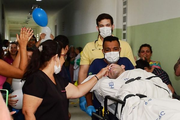 Despedida do argentino Ivan Pérez foi marcada por muita emoção e homenagens dos funcionários do  Hospital Estadual de Atenção Clínica (Heac) 