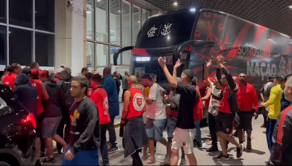Grupo de torcedores cercou o ônibus do Flamengo na saída do Aeroporto do Galeão