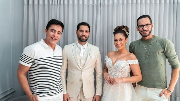 Ricardo Silveira e Fernando Zucolotto receberam cerimonialistas para inaugurar o espaço noivas do salão. Na foto, eles estão com os modelos vestidos de noivos