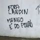 Imagem - Torcida do Flamengo picha muro de Ninho do Urubu após queda na Libertadores