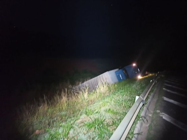 Caminhão roubado bate em viatura da PRF em Viana após motorista abandonar veículo por Divulgação | PRF