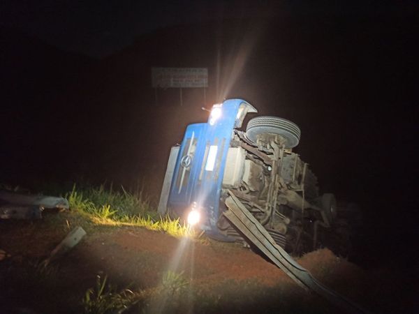 Caminhão roubado bate em viatura da PRF em Viana após motorista abandonar veículo por Divulgação | PRF