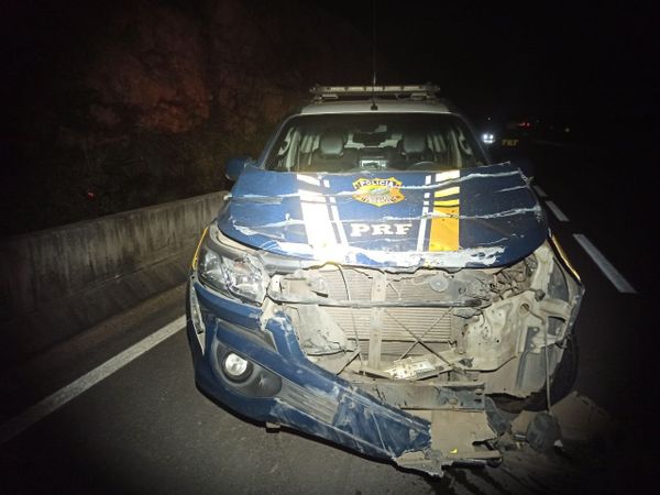 Caminhão roubado bate em viatura da PRF em Viana após motorista abandonar veículo
