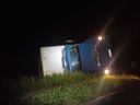 Caminhão roubado bate em viatura da PRF em Viana após motorista abandonar veículo(Divulgação | PRF)