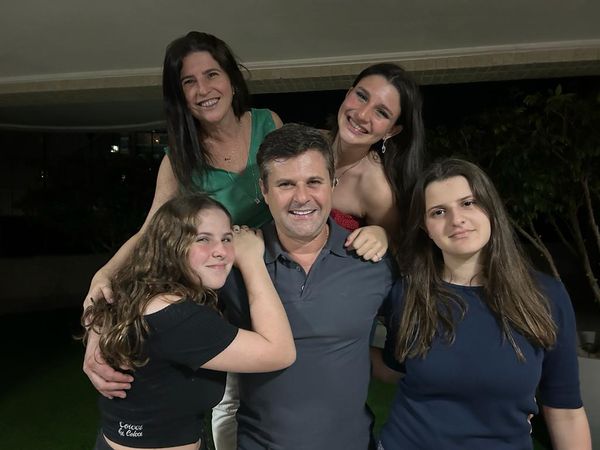 Carla Lacerda, a aniversariante Fernanda Lacerda (no alto), Gabriela Lacerda, Jonas Giacomin e Rafaela Lacerda