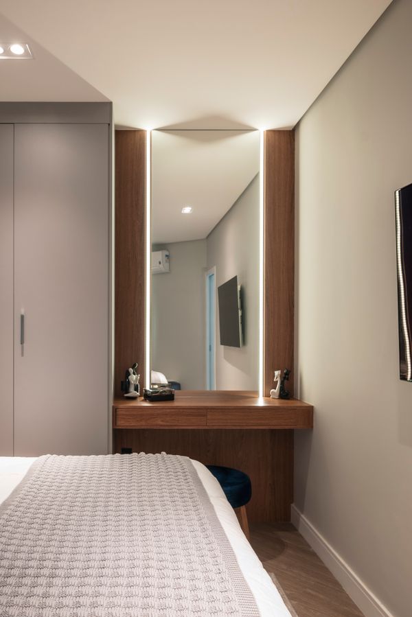 Embora seja um quarto, o espelho do quarto projetado por PB Arquitetura mostra como usar fita LED para a hora da skincare