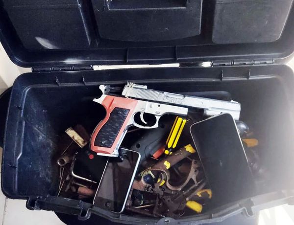 Maleta apreendida com suspeito de roubar passageiros de ônibus na Serra