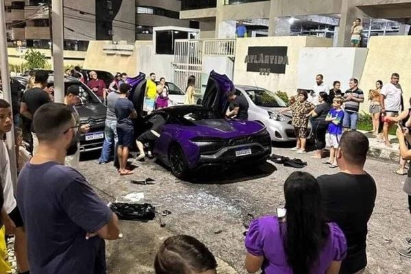 McLaren de R$ 3,8 mi fica destruída após bater em carro popular em Maceió