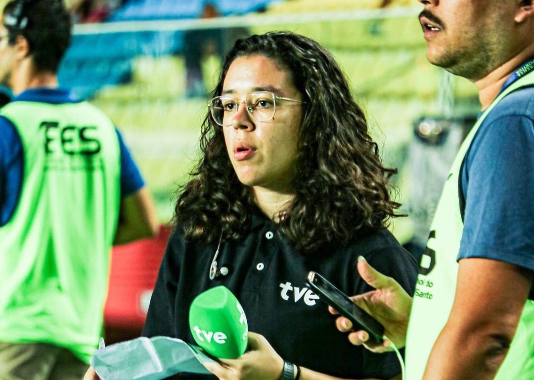 Ana Clara Lanius, de 22 anos, assumiu a transmissão da semifinal da Copa ES entre Porto Vitória e Serra, no Kleber Andrade