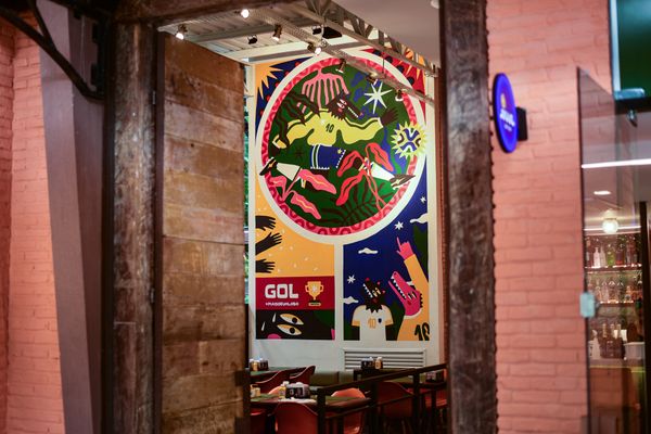 Painel da ilustradora e designer Amanda Lobos  por Vitor Jubini