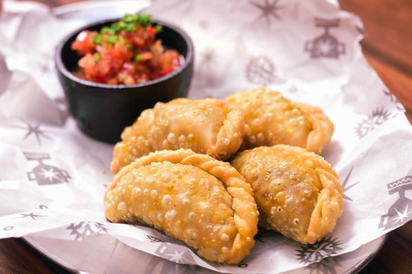 Pastel de carne com vinagrete da casa  por Vitor Jubini