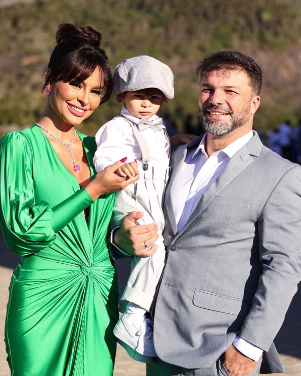 Stephany Pim e Rodrigo Antunes com o seu pequeno Valentim para o casamento super especial de Amanda Veloso e Luciano Reis na Pousada Itamaraty em Pedra Azul
