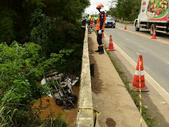 Caminhão-baú caiu de uma ponte na BR 101, em Fundão por Eduardo Madeira | A Gazeta