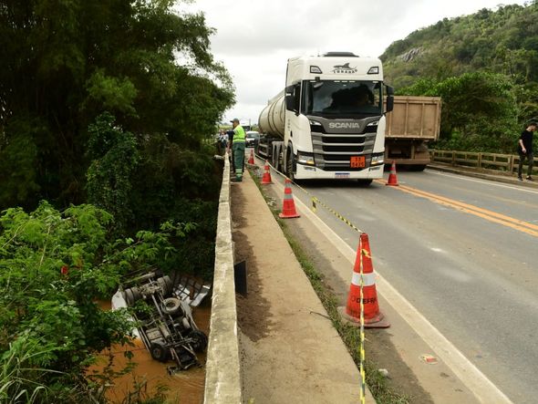 Corpo da vítima ficou preso na cabine do caminhão, em acidente em Fundão por Eduardo Madeira | A Gazeta