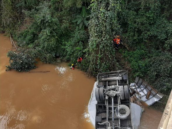 Corpo da vítima ficou preso na cabine do caminhão, em acidente em Fundão por Eduardo Madeira | A Gazeta