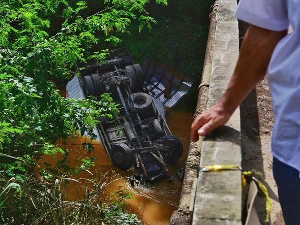Homem morre após caminhão cair de ponte em Fundão por Eduardo Madeira | A Gazeta