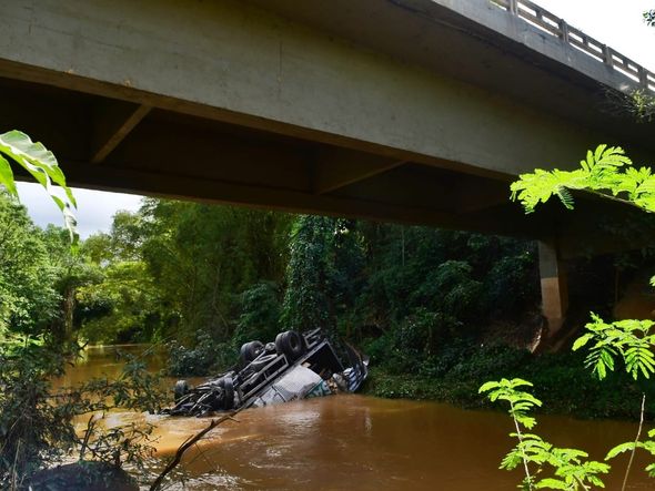 Veículo caiu no Rio Timbuí, em Fundão por Eduardo Madeira | A Gazeta