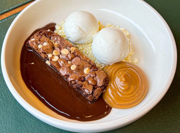 Brownie de três chocolates com doce de leite e farofa doce  por Gol Burger/Divulgação