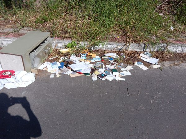 Cofre abandonado pelos bandidos após levarem joias e dinheiro