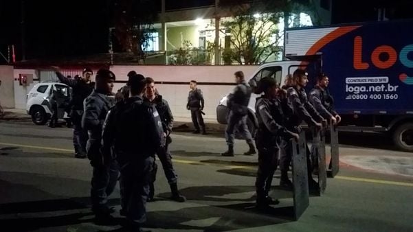 Polícia Militar faz barricada durante protesto em Tabuazeiro