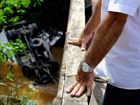 Homem morre após caminhão cair em rio na BR 101, em Fundão. Gilberto Alves tinha 30 anos e trabalhava como motorista de caminhão de uma rede de supermercados. por Fernando Madeira