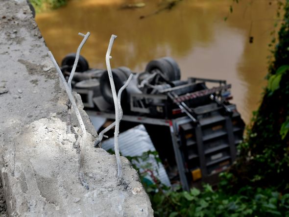 Homem morre após caminhão cair em rio na BR 101, em Fundão. Gilberto Alves tinha 30 anos e trabalhava como motorista de caminhão de uma rede de supermercados. por Fernando Madeira