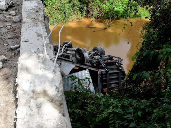 Homem morre após caminhão cair em rio na BR 101, em Fundão. Gilberto Alves tinha 30 anos e trabalhava como motorista de caminhão de uma rede de supermercados. por Fernando Madeira
